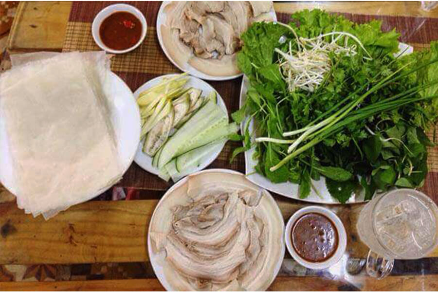 Ăn bánh tráng cuốn thịt heo giá rẻ ở Hà Nội