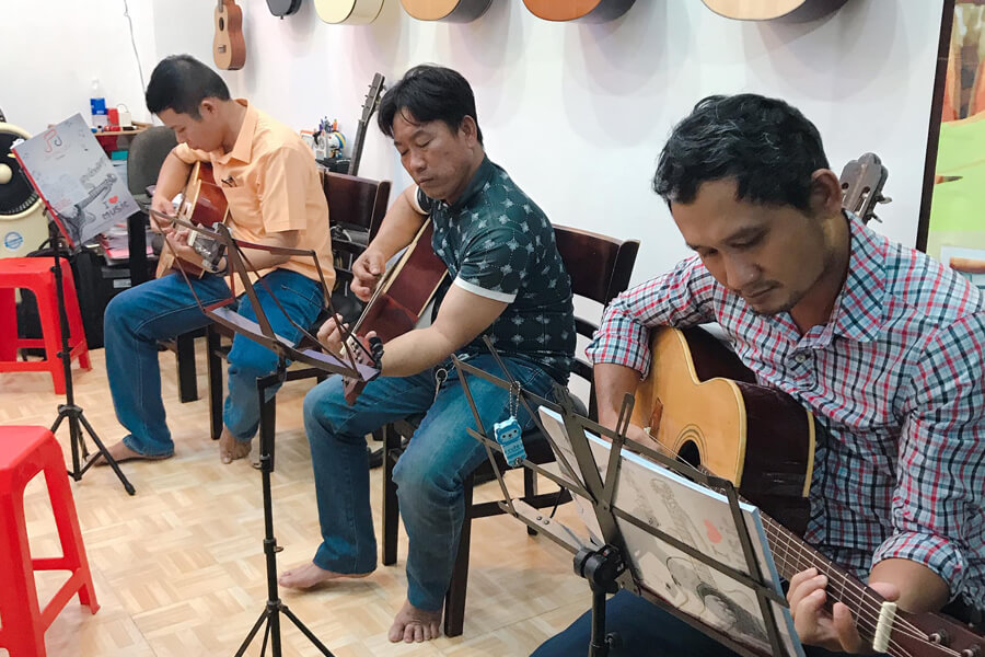 Điểm học đàn guitar giá rẻ tại Hà Nội
